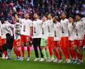 Bild: Tom Weller/dpa
Die Bayern-Profis feiern den Titel auf dem Rasen.