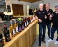 Bild: Robert Dotzauer
Eintauchen in die feine Welt der Whisky-Aromen hieß es in Vorbach. Zur Verkostung kamen hochwertige schottische Destillate, ausgewählt von Robert und Erich Biersack und von Johannes Rumsauer (v.li.).