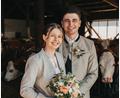 Bild: Timo Viehmann
Leonie und Ben Luber im Kuhstall. Ein bisher seltenes, aber passendes Bild, da das Brautpaar den elterlichen Bauernhof der Braut übernehmen wird.