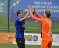 Bild: Hubert Ziegler
Torwart Justin Bartl (rechts) und Kapitän Felix Behnke bejubeln den Derbysieg in Gebenbach. Auch in Neumarkt wollen sich die Weidener über Zählbares freuen.