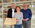 Bild: Andreas Hofmeister, Stadt Schwandorf
Mit dem Protokollbuch des Schachklubs Schwandorf e. V. ist ein weiteres historisches Dokument der Schwandorfer Vereinsgeschichte in das Stadtarchiv gezogen. Im Bild (v. l. n. .r): Johannes Paar (1. Vorsitzender Schachklub Schwandorf), Dr. Andrea Tonert (Archivarin, Stadtarchiv Schwandorf) und Oberbürgermeister Andreas Feller.