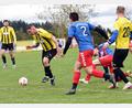 Bild: gb
Der SV Poppenreuth (gelb-schwarze Trikots) gewann am Sonntag sein Heimspiel in der Kreisliga gegen den ASV Wunsiedel mit 2:1. Nach dieser Saison will sich der Verein aus der Kreisliga zurückziehen, was intern auf heftigen Widerstand stößt.