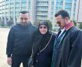 Bild: Linda Say/dpa
Die Hinterbliebenen der in Istanbul verstorbenen Familie aus Hamburg sind zum Prozessauftakt in Begleitung ihres Anwalts Yasar Balci (rechts) erschienen.