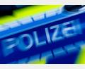 Bild: Rolf Vennenbernd/dpa
Polizeieinsatz nach einem Überfall auf ein Juweliergeschäft in Herzogenaurach: Ein Tatverdächtiger wurde festgenommen, nach einem zweiten wird gefahndet. (Symbolbild)