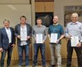 Bild: Gemeinde Altendorf
Bürgermeister Markus Schiesl verabschiedete fünf Gemeinderäte, die zum Ende der Wahlperiode aus dem Gremium ausscheiden. Im Bild von links: Bürgermeister Markus Schiesl, Daniel Maierhofer, Stefan Prey, Johannes Setzer, Michael Zapf. Manuel Lischka fehlt entschuldigt.