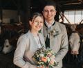 Bild: Timo Viehmann
Leonie und Ben Luber im Kuhstall. Ein bisher seltenes, aber passendes Bild, da das Brautpaar den elterlichen Bauernhof der Braut übernehmen wird.