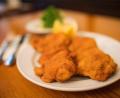 Bild: Christian Bruna/epa/dpa
Beim Schnitzel soll mehr Klarheit über die Tierhaltungsform kommen. (Archivbild)