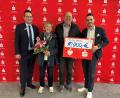 Bild: Kathrin Schmidt
Über den PS-Gewinn freut sich Renate Weigert mit Ehemann Wolfgang (Mitte), Regionalleiter Christos Melissopoulos (links) und Kundenberater Matthias Meier (rechts) gratulieren.
