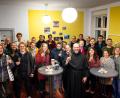 Bild: Jörg Farys
Bei den Studierenden und dem Team in Berlin war die Freude groß, dass mit Pater Felix Meckl (vorne mit Kutte) so rasch wieder ein Seelsorger da ist.
