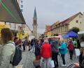 Archivbild: Romina Passon-Pühl
Sofern das Wetter mitspielt, ist der Wochenmarkt auf dem Kemnather Stadtplatz stets gut besucht. Auch beim Termin im vergangenen September (Bild) waren Organisatorin Romina Passon-Pühl sowie die Fieranten mit dem Zuspruch zufrieden.