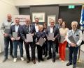 Bild: Siegfried Bock
Erwin Rast, Armin Goschler, Bürgermeister Ludwig Biller, Johanna Krauß, Mirko Bertl, Julia Härning und Wolfgang Krauß (vorne, von links) wurden gewürdigt und aus dem Gemeinderat verabschiedet. Hinten im Bild (von links) Zweiter Bürgermeister Julian Kraus sowie die Fraktionssprecher Nicole Presche (CSU) und Rainer Vater (SPD).
