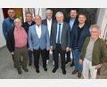 Bild: jr
Langjährige Stadträte wurden am Montag in der letzten Stadtratssitzung aus dem Erbendorfer Stadtrat verabschiedet. Dabei endete so manche Ära. Im Bild (von links) David Runschke, Robert Bayer, Georg Frieser, Anton Hauer, Christian Bauer, Bürgermeister Johannes Reger, Josef Bollmann, Martin Gallersdörfer und Bernhard Reis.