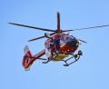Bild: Christoph Reichwein/dpa
Ein Rettungshubschrauber bringt eine der Verletzten ins Krankenhaus. (Symbolbild)