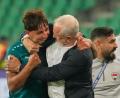 Bild: Hadi Mizban/AP/dpa
Iraks Trainer Graham Arnold (r). (Archivbild)