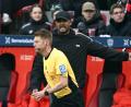 Bild: Federico Gambarini/dpa
Bayern-Trainer Vincent Kompany spricht mit Schiedsrichter Christian Dingert. (Archivbild)
