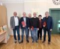 Bild: exa
Bürgermeister Hubert Kraus (links) verabschiedete zusammen mit seinen Stellvertretern Alexander Hecht und Christa Bayer die Gemeinderäte (von links mit roten Umschlägen) Robert Bauer, Johannes Hecht und Siegfried Sirtl.