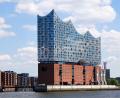Bild: Christian Charisius/dpa
Es wurde viel über die Elbphilharmonie diskutiert, nun ist Ruhe eingekehrt. Deshalb hat es die „Elphi“ in ein Ranking der „New York Times“ geschafft. (Archivbild)