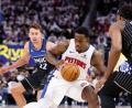 Bild: Duane Burleson/AP/dpa
Die Orlando Magic um Franz Wagner (l) mussten den Ausgleich in der Playoff-Serie gegen Detroit hinnehmen.