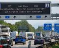 Symbolbild: Stefan Puchner/dpa
Seit vergangenem Sommer gelten an Wochenenden und Feiertagen an A8 und A93 Abfahrverbote.