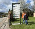 Bild: Lara Schmaus, Stadt Schwandorf
Oberbürgermeister Andreas Feller begutachtet zusammen mit Jürgen Liebl (Mitte) vom städtischen Bauhof und Sabine Brunner (Städtepartnerschaftsbeauftragte der Stadt Schwandorf) die neu installierte Beschilderung im Schwandorfer Ortsteil Fronberg.