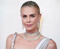 Bild: Jordan Strauss/Invision/dpa
Oscar-Preisträgerin Charlize Theron („Monster“) leidet eigenen Worten zufolge derzeit unter ihren „hormonellen“ Töchtern. (Archivbild)