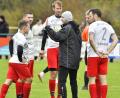 Bild: Hubert Ziegler
Alexander Greger, Trainer SV Schmidmühlen, stimmt seine Spieler auf die Partie beim SV Raigering ein. Kampflos wollen sich die Gäste nicht dem Spitzenreiter geschlagen geben.