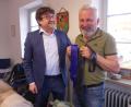Bild: rn
Der scheidende Bürgermeister Wolfgang Haberberger links) überreichte seinem Nachfolger Karlheinz Schultes "Neustadt-Europa"-Krawatten für künftige Neustadt-Treffen.