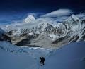 Bild: Pasang Rinzee Sherpa/AP/dpa
Das kurze Zeitfenster für den Gipfelsturm zum Mount Everest öffnet sich bald, doch der Weg vom Basislager ist noch versperrt. (Archivbild)