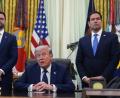 Bild: Mark Schiefelbein/AP/dpa
Außenminister Marco Rubio (rechts) steht neben US-Präsident Trump.