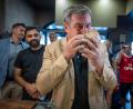 Bild: Peter Kneffel/dpa
Die Weltlage sei ernst geworden - das will Bayerns Ministerpräsident Markus Söder (CSU) künftig auch bei seinen Social-Media-Auftritten berücksichtigen - und nicht mehr ganz so viele Döner-Fotos posten (Archivbild).