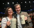 Bild: Peter Kneffel/dpa
Nicht nur Parteifreunde loben Ilse Aigner für ihre Bürgernähe. (Archivbild)