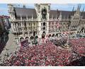 Bild: Daniel Löb/dpa
So sah es bei der Bayern-Party 2025 auf dem Marienplatz aus. (Archivbild)