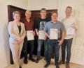 Bild: amö
Bürgermeisterin Sonja Meier verabschiedet die ausscheidenden Markträte Michael Merthan, Johann Drexler, Andreas Höcherl und Michael Wagner (von links).