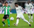 Bild: Jose Breton/AP/dpa
Auch das Führungstor durch Vinícius Júnior (r) verhalf Real Madrid gegen Betis Sevilla nicht zum Sieg.