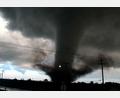 Bild: Uncredited/KWTV/KOTV via AP/dpa
Oklahoma liegt mitten in der „Tornado Alley“ (deutsch etwa: Tornado-Gasse), wo häufig Wirbelwinde entstehen - nun fegte wieder ein großer grauer Tornado-Trichter durch Teile des Bundesstaates.