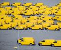 Bild: Hauke-Christian Dittrich/dpa
Zahlreiche gelbe Neufahrzeuge vom Typ Volkswagen T7 für die Deutsche Post stehen auf einem Gelände am JadeWeserPort in Wilhelmshaven und werden dort vor Auslieferung zwischengelagert.