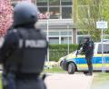Bild: Bodo Marks/dpa
Einsatzkräfte der Polizei suchen am Krankenhaus in Pinneberg nach einer flüchtigen Person.