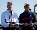 Bild: Francois Mori/AP/dpa
Statt Tiger Woods (r) wird Jim Furyk das US-Ryder-Cup-Team 2027 als Kapitän anführen. (Archivbild)