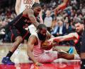 Bild: Nathan Denette/The Canadian Press/AP/dpa
James Harden und die Cavaliers gingen in Toronto zu Boden.