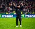 Bild: Tom Weller/dpa
Ein prickelnder Moment: Sebastian Hoeneß genießt die frenetische Stimmung im Stadion.