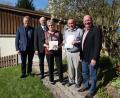 Bild: wel
Der designierte Bürgermeister Adolf Hammer, Pfarrer Herbert Rösl (von links) und Gemeinderat Thomas Wilhelm (rechts) gratulieren dem Jubelpaar Marianne und Franz Baumer zur Goldenen Hochzeit