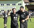 Bild: Hubert Ziegler
Noah Majdic (links) und Maximilian Witzel (rechts) vom FC Amberg feiern den Aufstieg in die Landesliga.