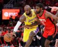 Bild: Michael Wyke/AP/dpa
LeBron James (links) erzielte für die Los Angeles Lakers in Spiel drei gegen die Houston Rockets 29 Punkte.