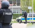 Bild: Bodo Marks/dpa
Am Freitag sicherten bewaffnete Polizisten die Klinik in Pinneberg während der Durchsuchung. (Archivbild)
