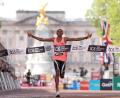 Bild: Ian Walton/AP/dpa
Weltrekord: Sebastian Sawe aus Kenia läuft in London als erster Mensch der Welt einen Marathon unter zwei Stunden.