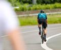 Bild: Christoph Reichwein/dpa
Der verletzte Rennradfahrer wird von Sanitätern und Ersthelfern zweimal reanimiert. (Symbolbild)