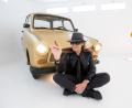 Bild: Daniel Reinhardt/dpa
Udo Lindenbergs goldener Trabi aus der „Panik City“ wurde für 1.430 Euro versteigert. (Archivbild)