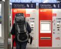 Bild: Sebastian Kahnert/dpa
Bahnchefin Palla setzt ein Signal: Die Fahrpreise bleiben bis auf weiteres stabil. (Archivbild)