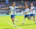 Bild: Swen Pförtner/dpa
Schalke jubelt über das 3:2 in Paderborn.