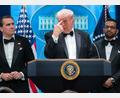 Bild: Jose Luis Magana/AP/dpa
US-Präsident Trump trat nach dem Vorfall im Smoking vor die Presse.